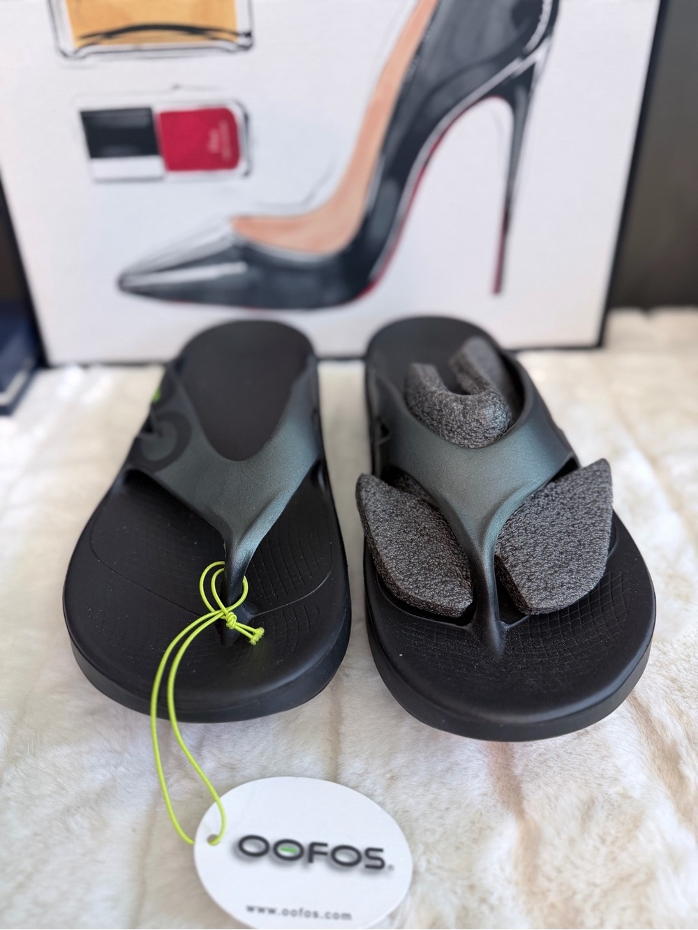 OOFOS Women’s Black Flip Sandals with Gray Footbed Pads